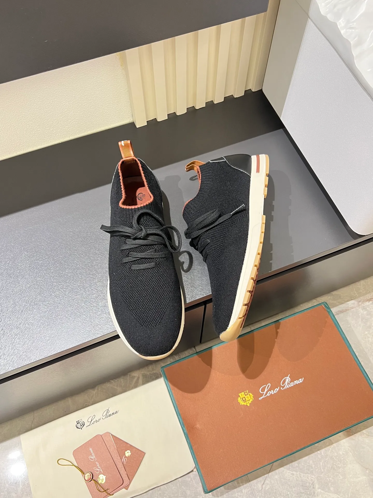 Men's Men's Shoes 💰p380 Loro Men's Shoes 💰piana/Noyo Piana 360 L Men's Shoes 💰p Flexy Walk Men's Sports Shoes These sports shoes are made of knitted wool uppers, and the heel is wrapped in smooth calf leather. Merino sheep are selected from Australia and New Zealand. The upper is machine-woven like a sweater, and then equipped with a white rubber outsole and a Kummel-colored sole. It is both beautiful and non-slip. The fabric is 100% cashmere and the insole is calf leather. It is super comfortable on the feet! Comes with full original packaging! Multiple colors available! Size: 38-44 (45 customized)